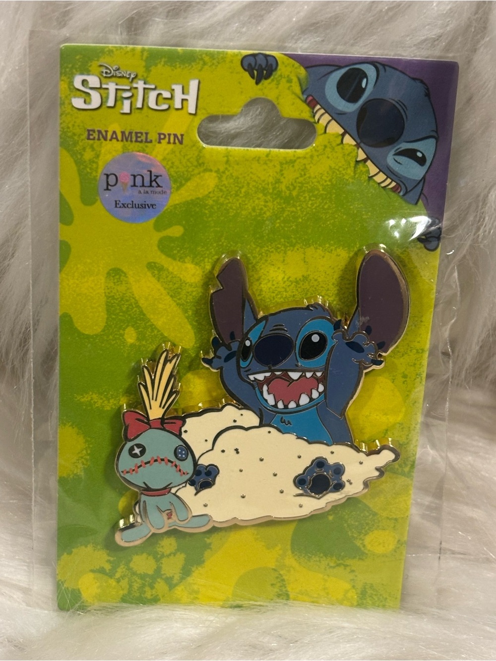 Disney Stitch and Scrump - Playing in the Sand - Lilo and Stitch Pin